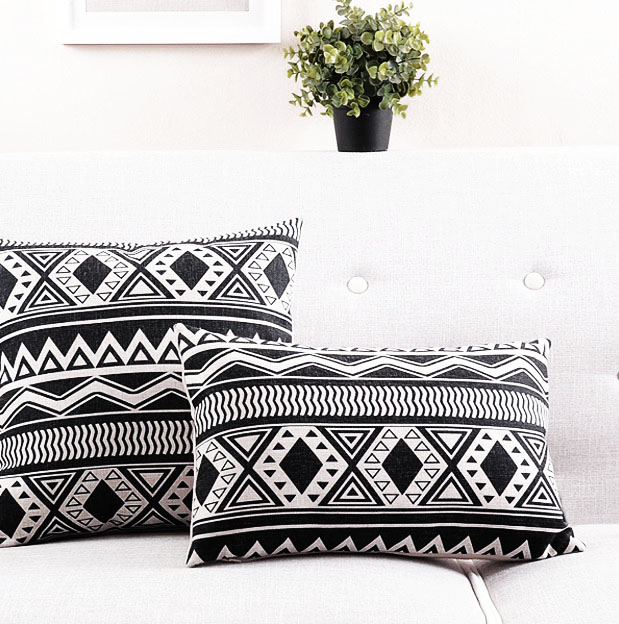 Czarno-białe poduszki Etno